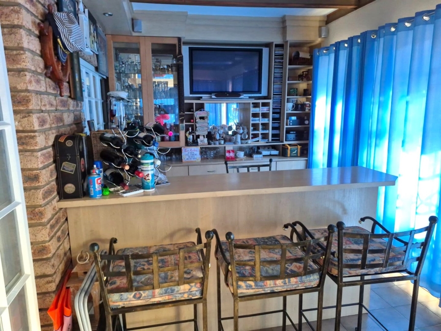 6 Bedroom Property for Sale in Flimieda North West